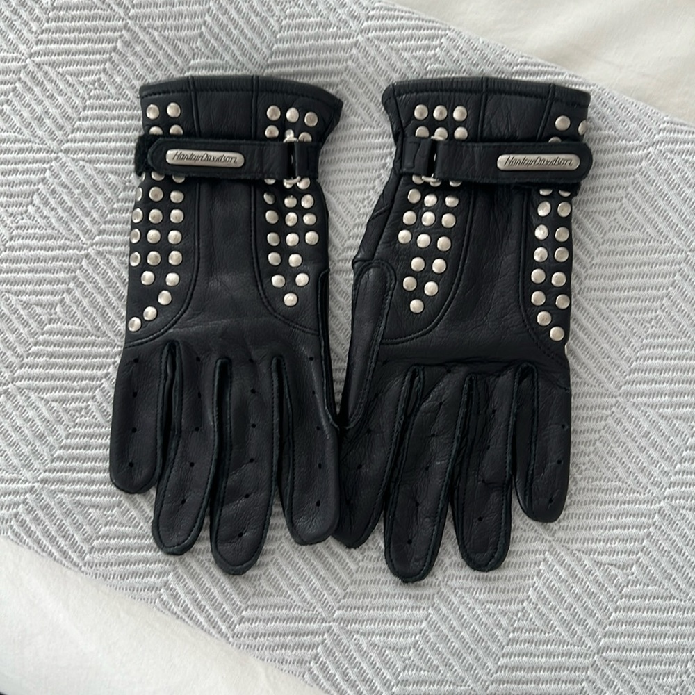 Harley Davidson genuine leather gloves. Size small.